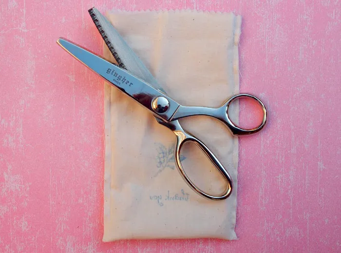 DIY tutorial for fabric favour bags. theweddingnotebook.com