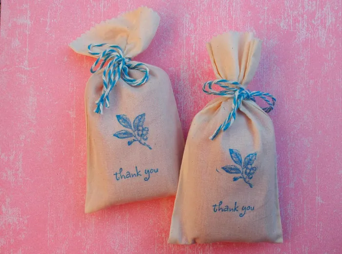 DIY tutorial for fabric favour bags. theweddingnotebook.com