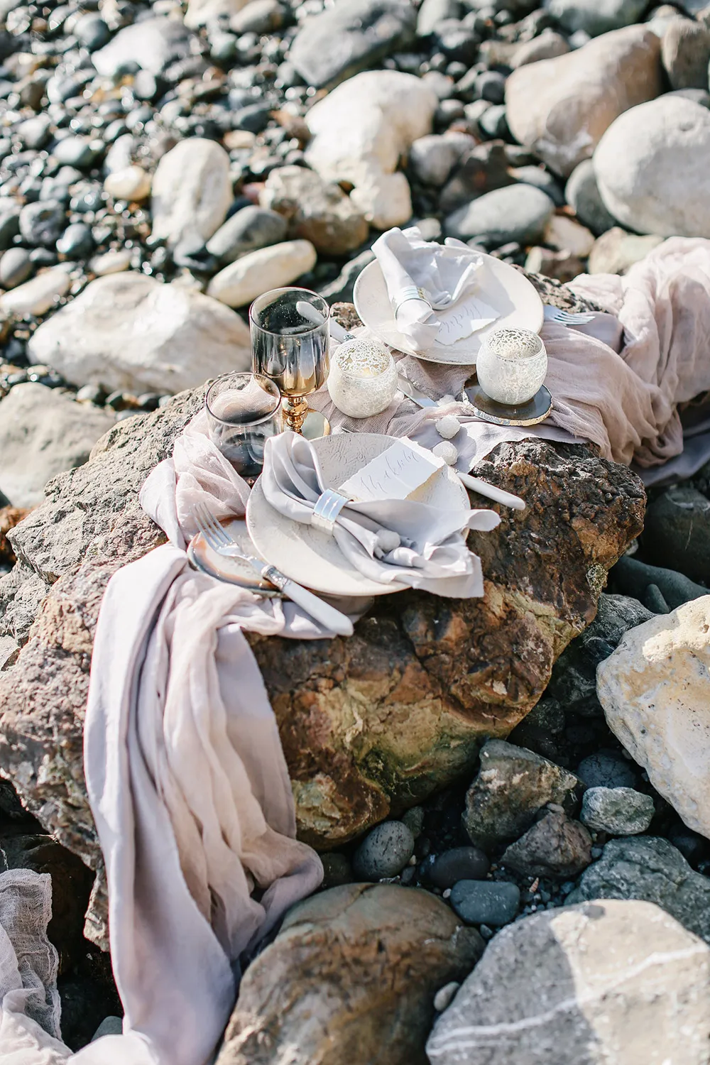 Photo by Alexander Santi. Styling by JR Weddings. theweddingnotebook.com