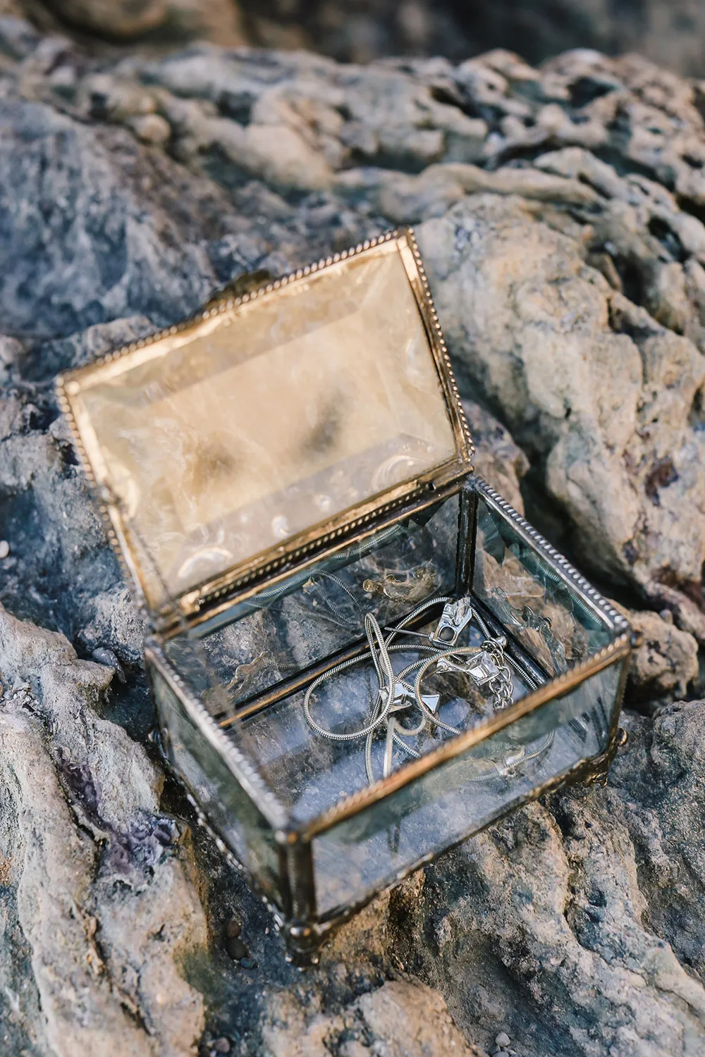 Photo by Alexander Santi. Styling by JR Weddings. theweddingnotebook.com