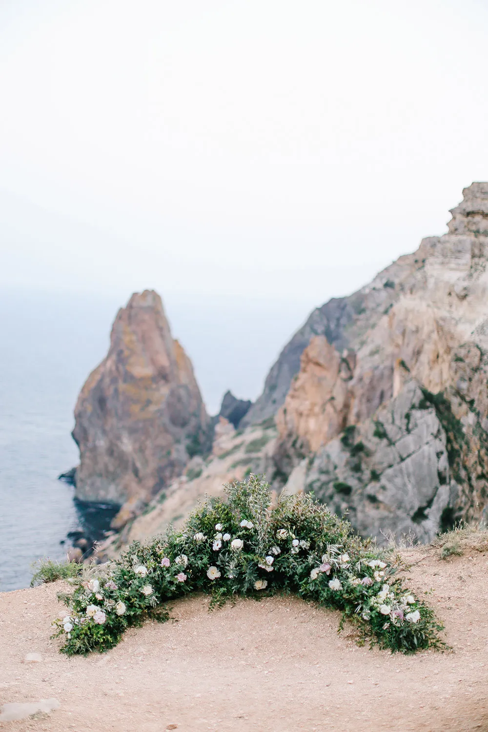 Photo by Alexander Santi. Styling by JR Weddings. theweddingnotebook.com