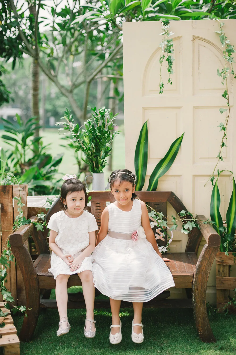Flowergirls. Munkeat Photography. theweddingnotebook.com