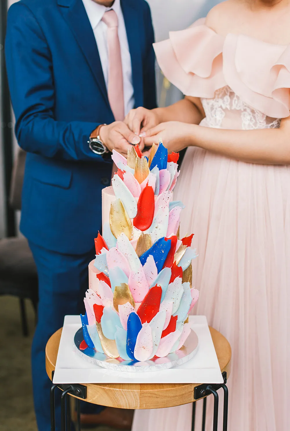 Cake by Shaun Teo Creations. Photo by ZA Gallery. theweddingnotebook.com