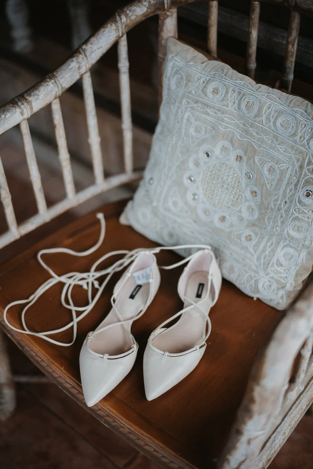 Bridal lace-up ballerinas. Photo by Iluminen. theweddingnotebook.com