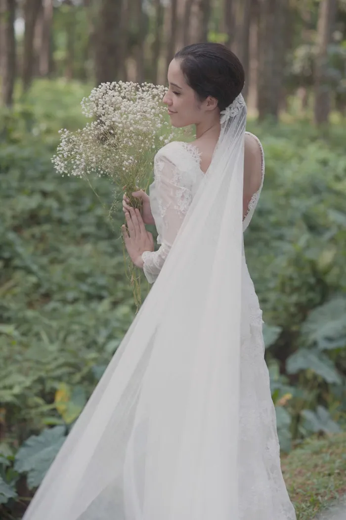 Photo by Siew Kay / Hair and Makeup by Aivy Yong Bridal Makeup Studio. theweddingnotebook.com
