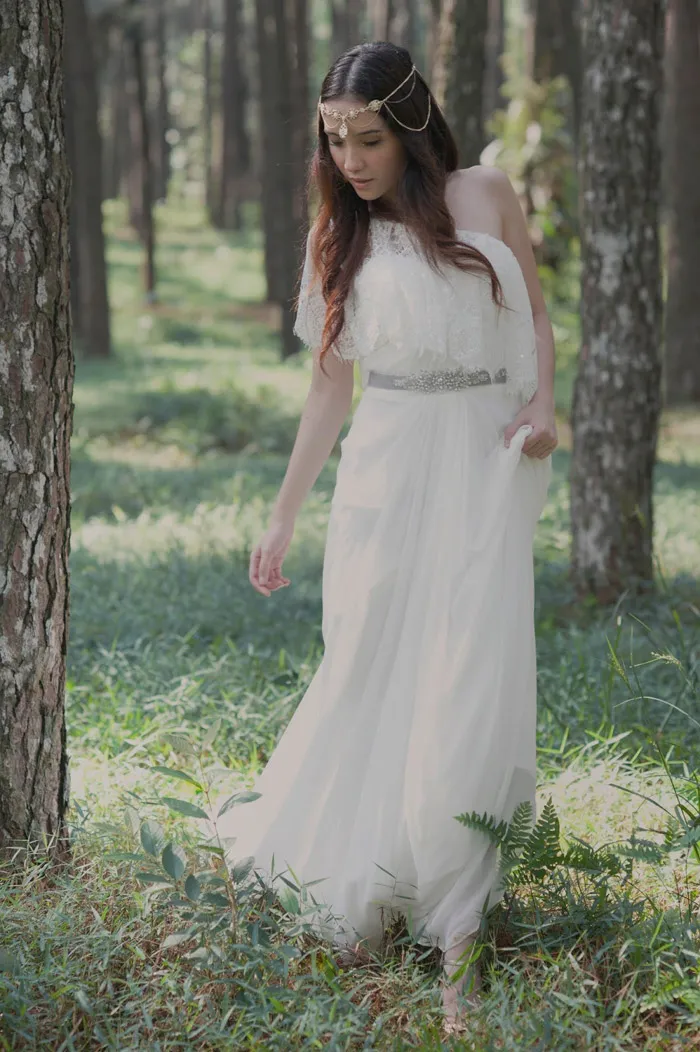 Photo by Siew Kay / Hair and Makeup by Aivy Yong Bridal Makeup Studio. theweddingnotebook.com