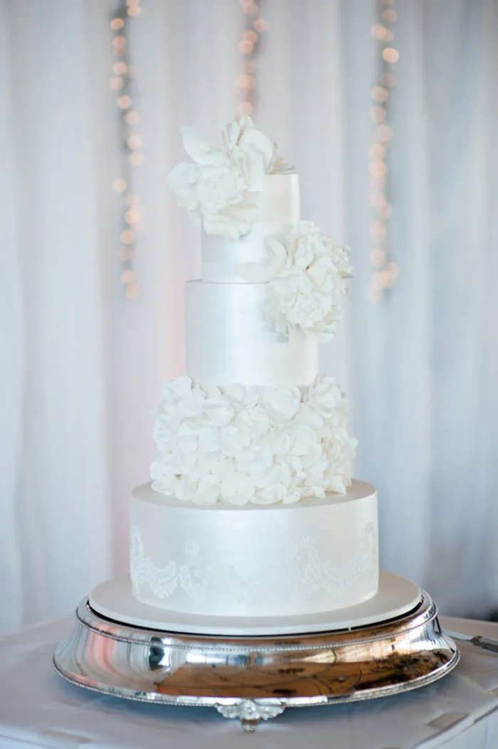 Cake by Yummy Cupcakes and Cakes. Photo by Tealily Photography. theweddingnotebook.com