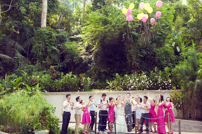 Garden wedding. Daren Chong Photography. Wedding planning by Chic Occasions. theweddingnotebook.com