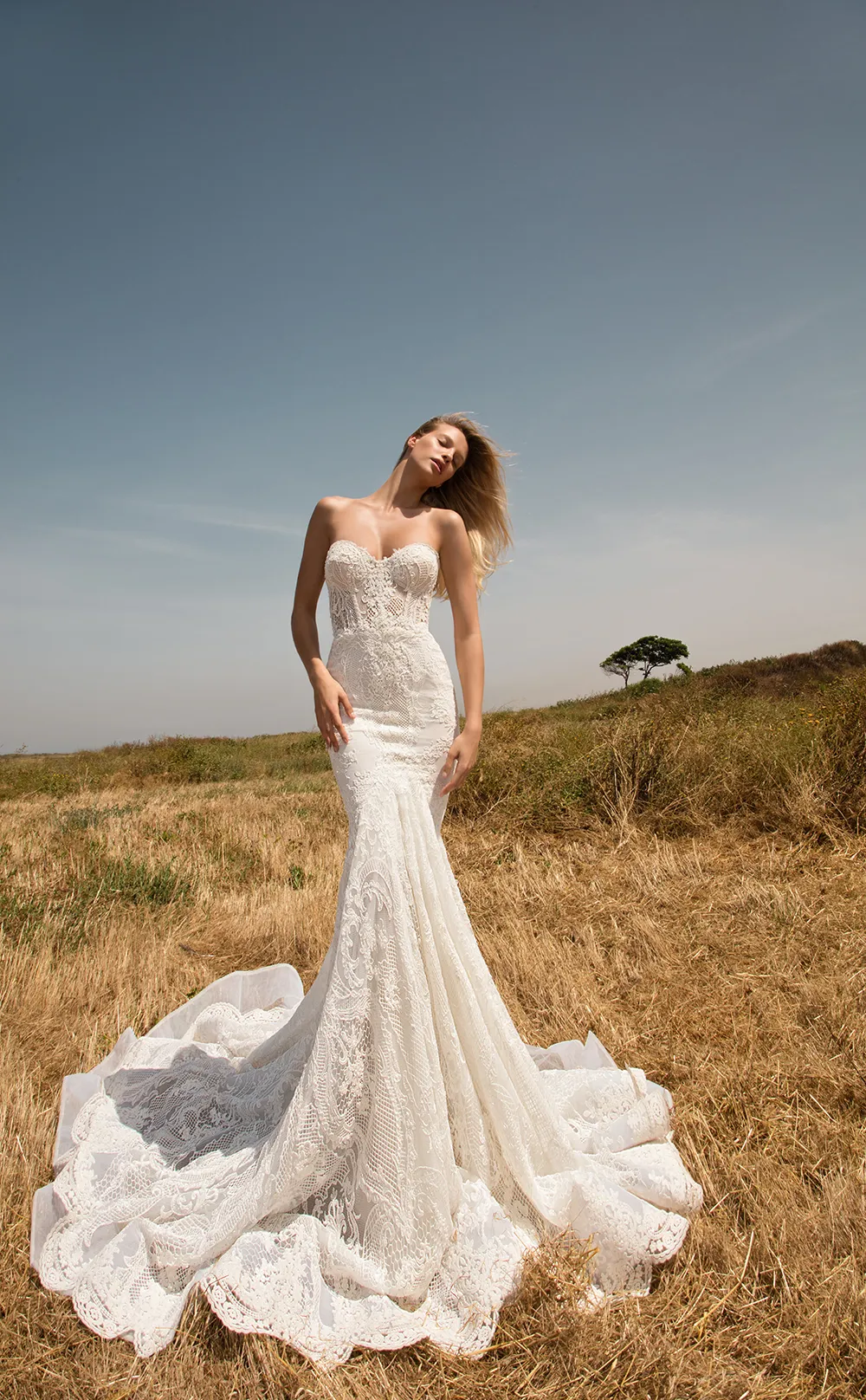 GALA NoII by Galia Lahav. RTW Spring 2017. theweddingnotebook.com 