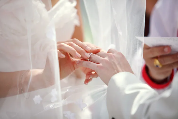 Photo by Hollywood Bridal. theweddingnotebook.com