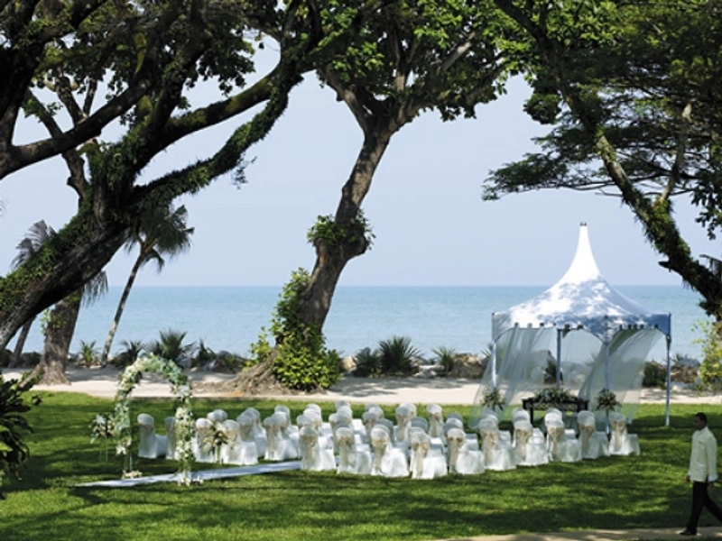 12 Hotels With Outdoor Spaces to Host a Wedding Ceremony