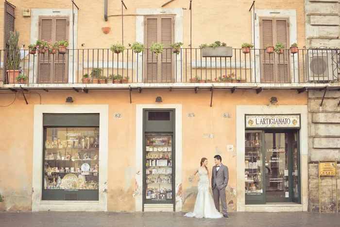 Destination bridal portraits in Rome. Andrew Yep Photographie. theweddingnotebook.com