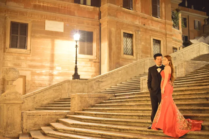 Destination bridal portraits in Rome. Andrew Yep Photographie. theweddingnotebook.com