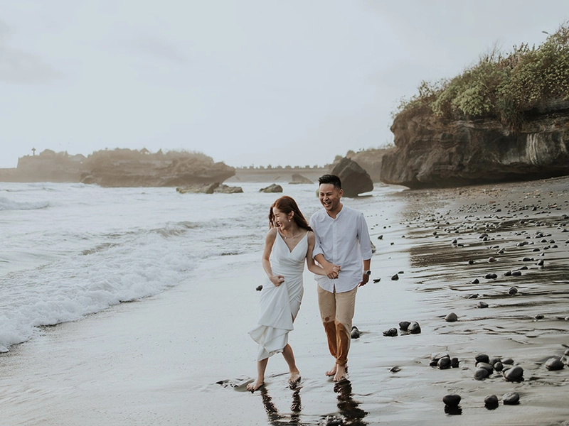 Keeping it Cool and Chic: Tropical Wedding Dress Tips for the Modern Bride