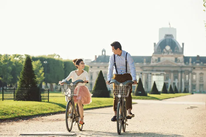 Bridal Portraits in Paris. Photo by Ivan Mario of Axioo. theweddingnotebook.com