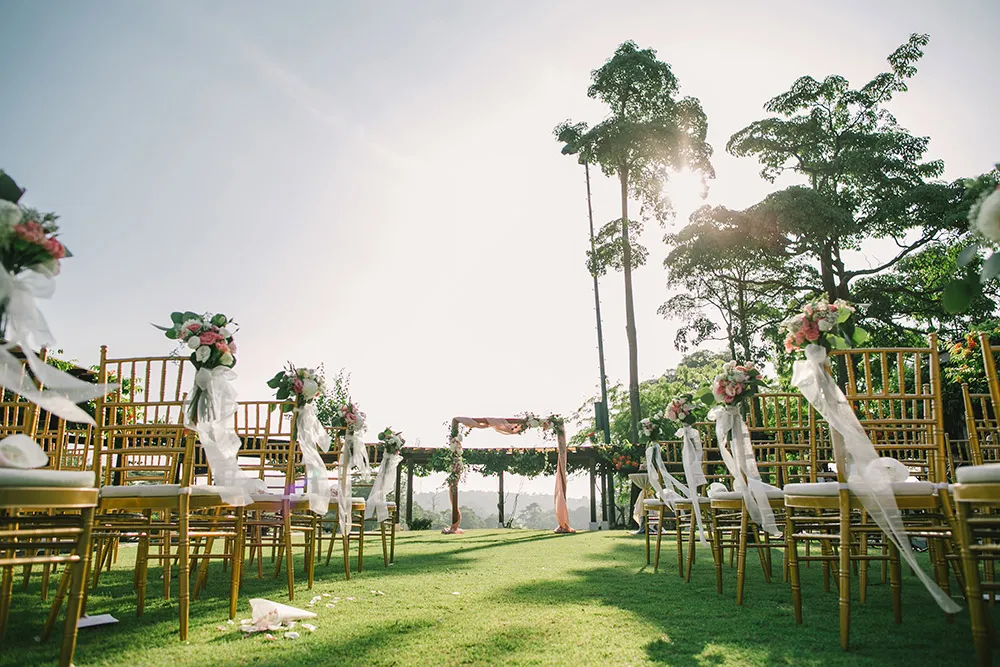 Photo by Louis Han Photography. theweddingnotebook.com