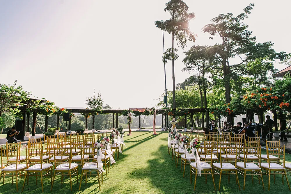 Photo by Louis Han Photography. theweddingnotebook.com