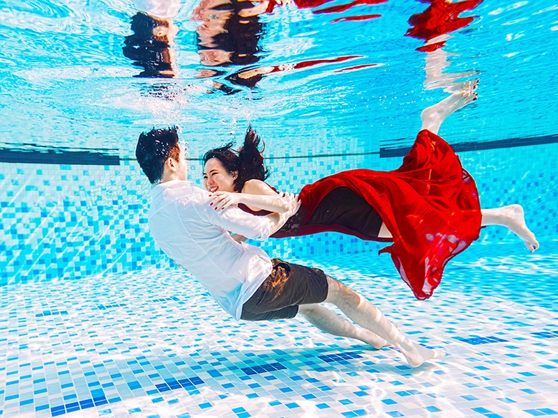 Making A Splash With Underwater Bridal Portraits