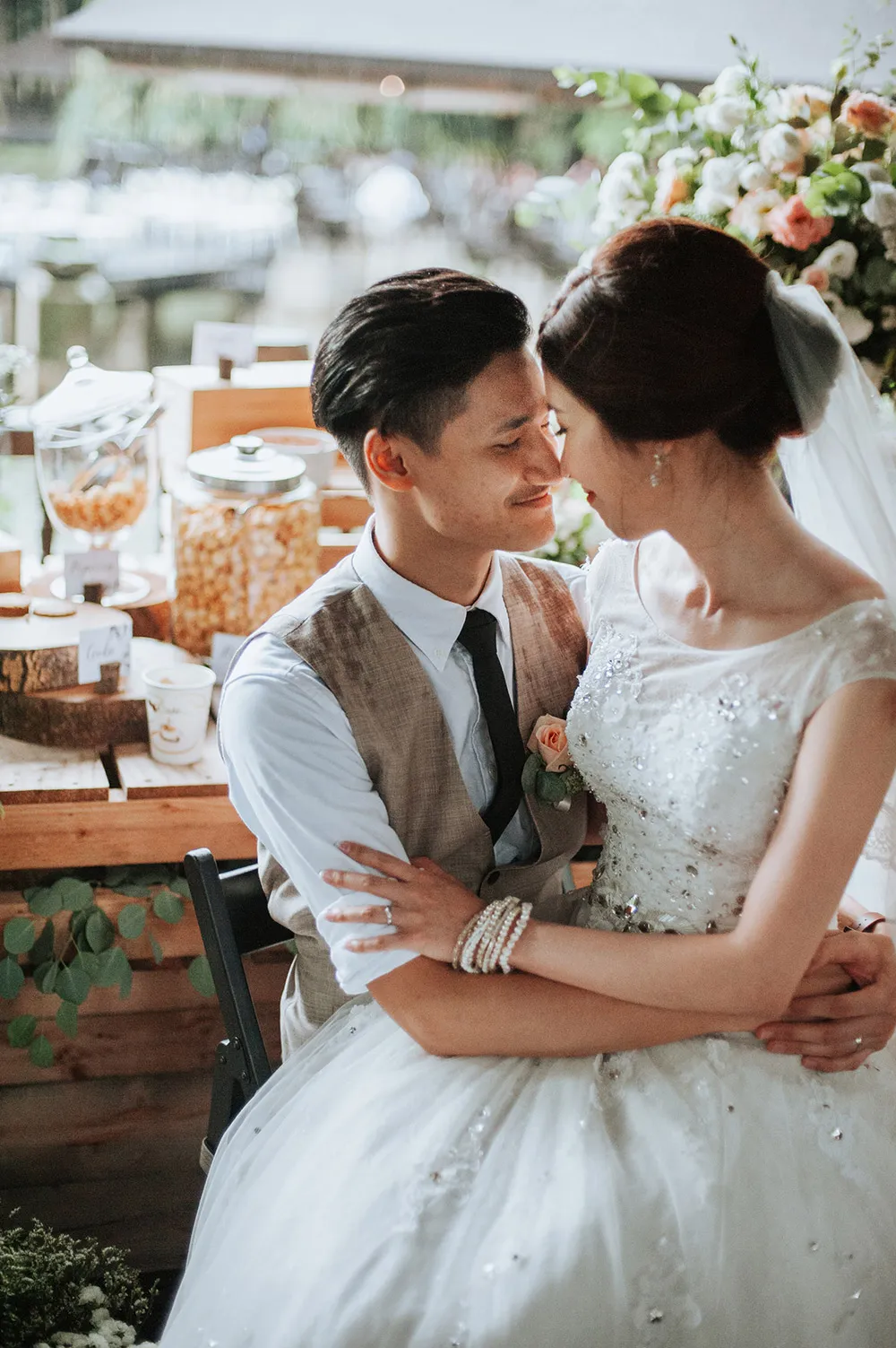 Photo by Munkeat Photography. theweddingnotebook.com