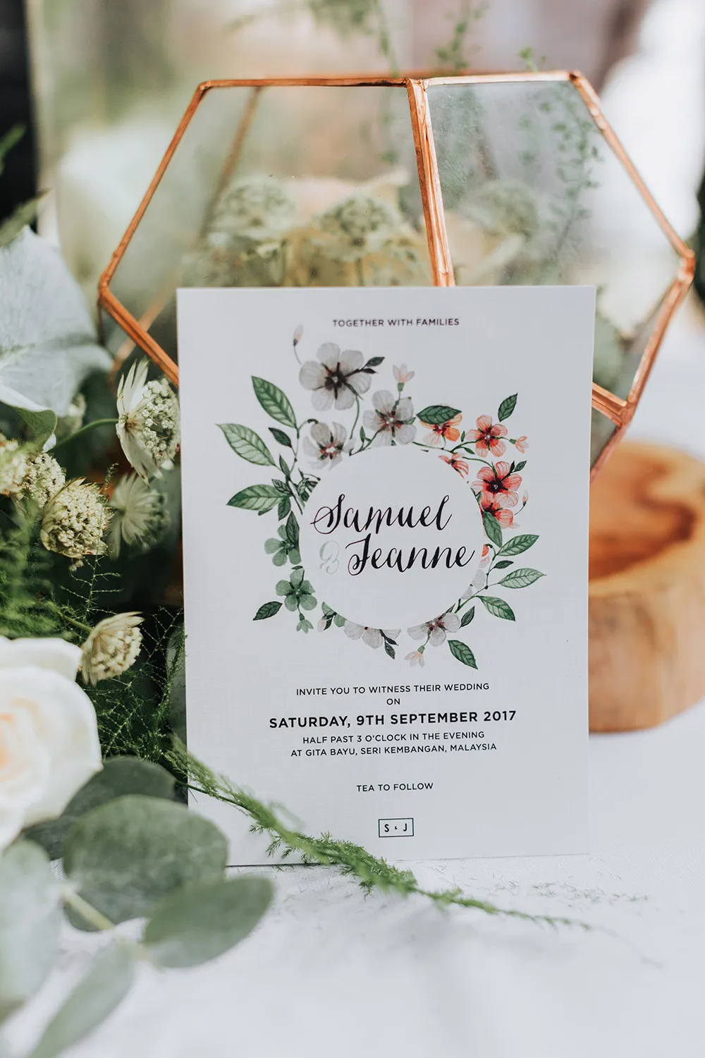 Photo by Munkeat Photography. theweddingnotebook.com