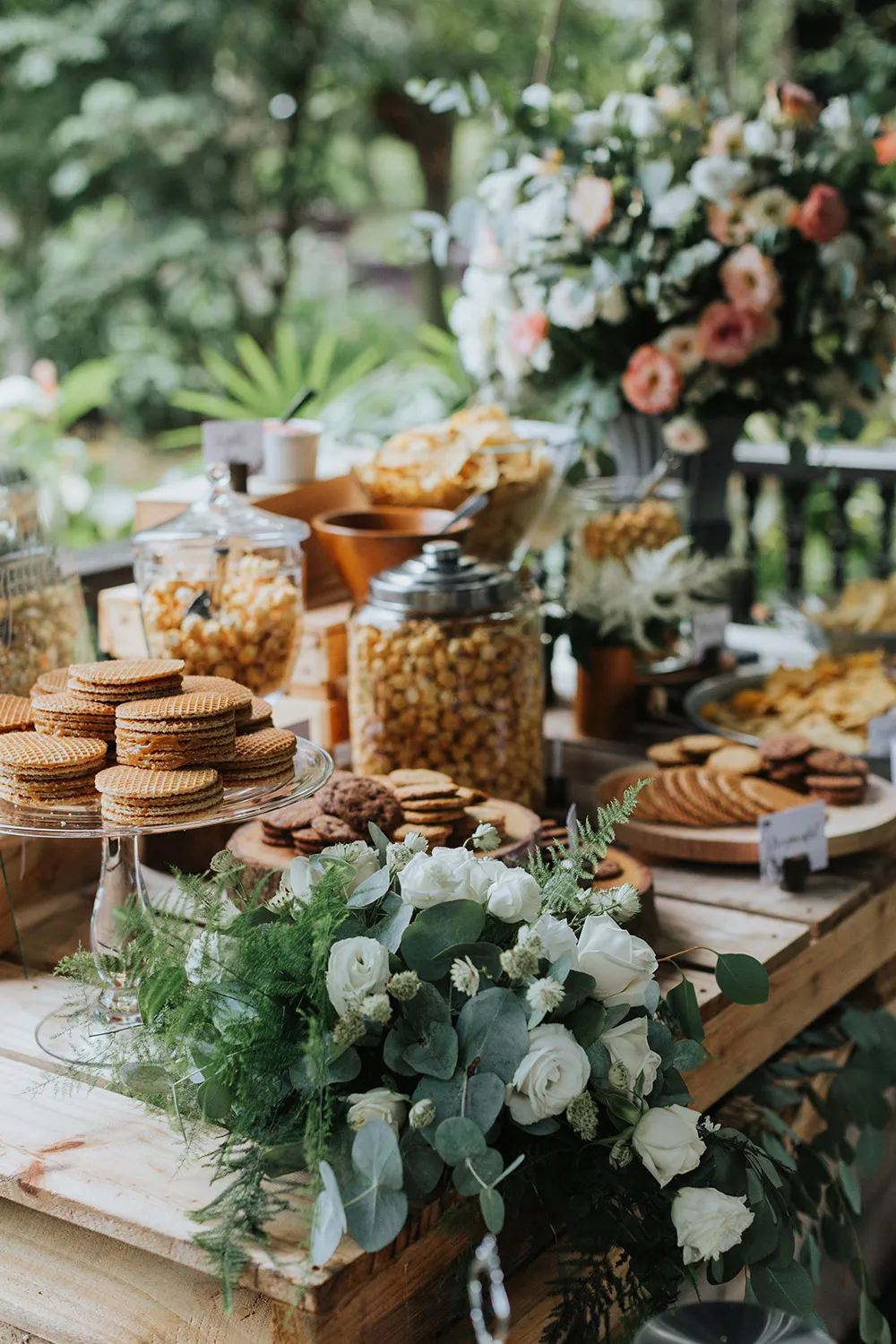 Photo by Munkeat Photography. theweddingnotebook.com