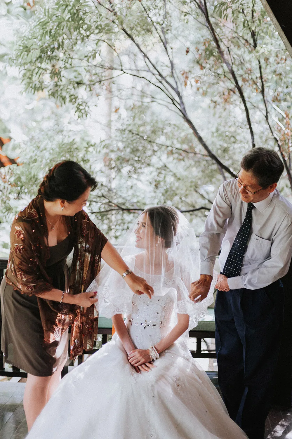 Photo by Munkeat Photography. theweddingnotebook.com