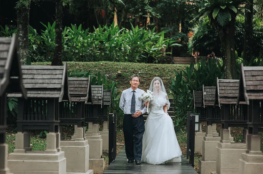 Photo by Munkeat Photography. theweddingnotebook.com