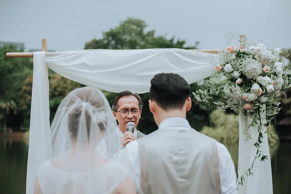 Photo by Munkeat Photography. theweddingnotebook.com