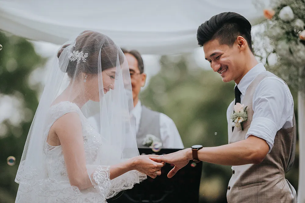 Photo by Munkeat Photography. theweddingnotebook.com