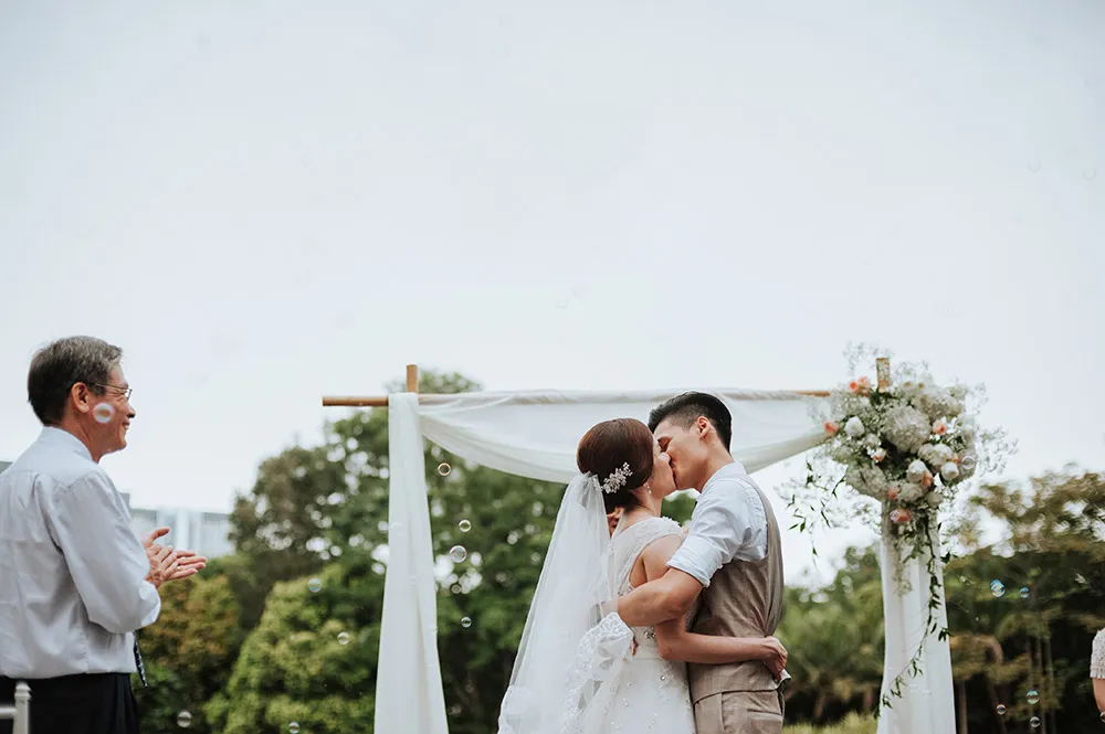 Photo by Munkeat Photography. theweddingnotebook.com