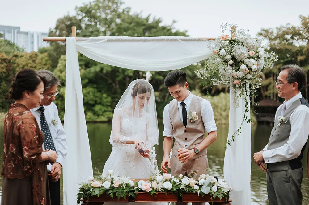 Photo by Munkeat Photography. theweddingnotebook.com