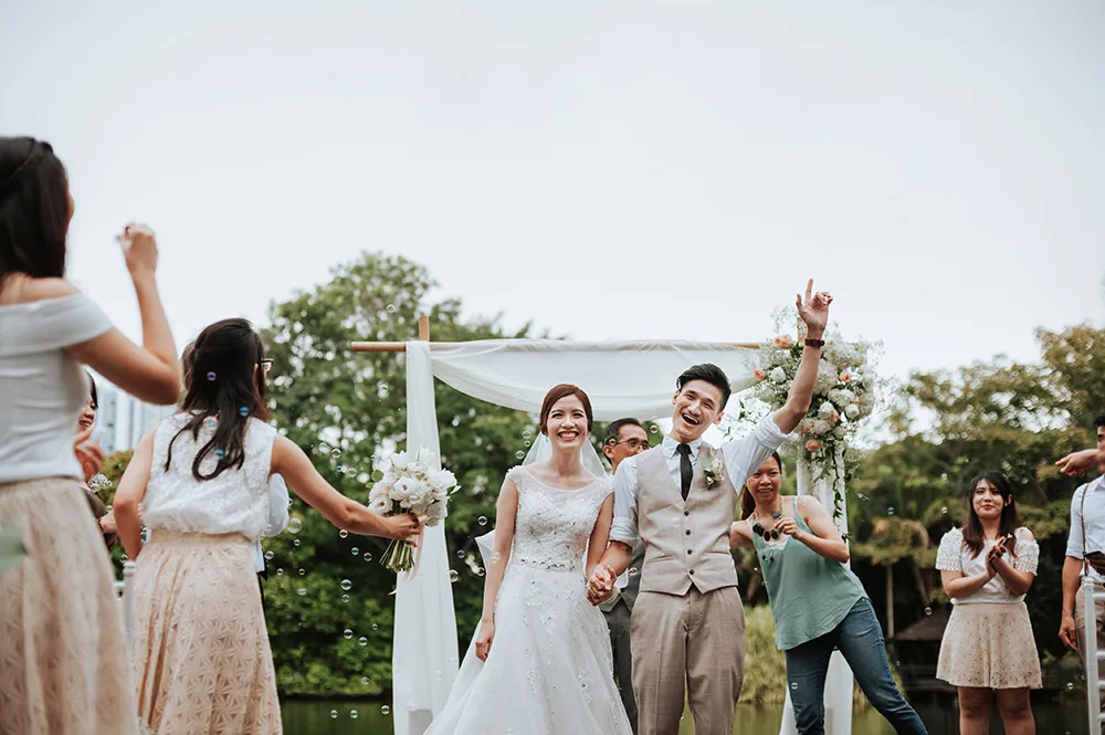 Photo by Munkeat Photography. theweddingnotebook.com