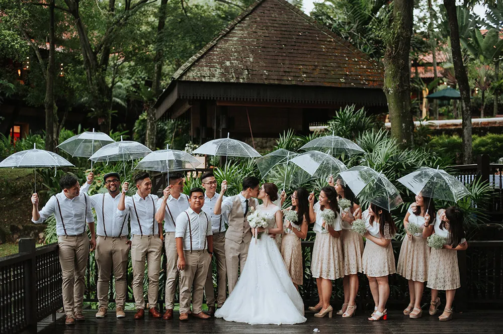 Photo by Munkeat Photography. theweddingnotebook.com