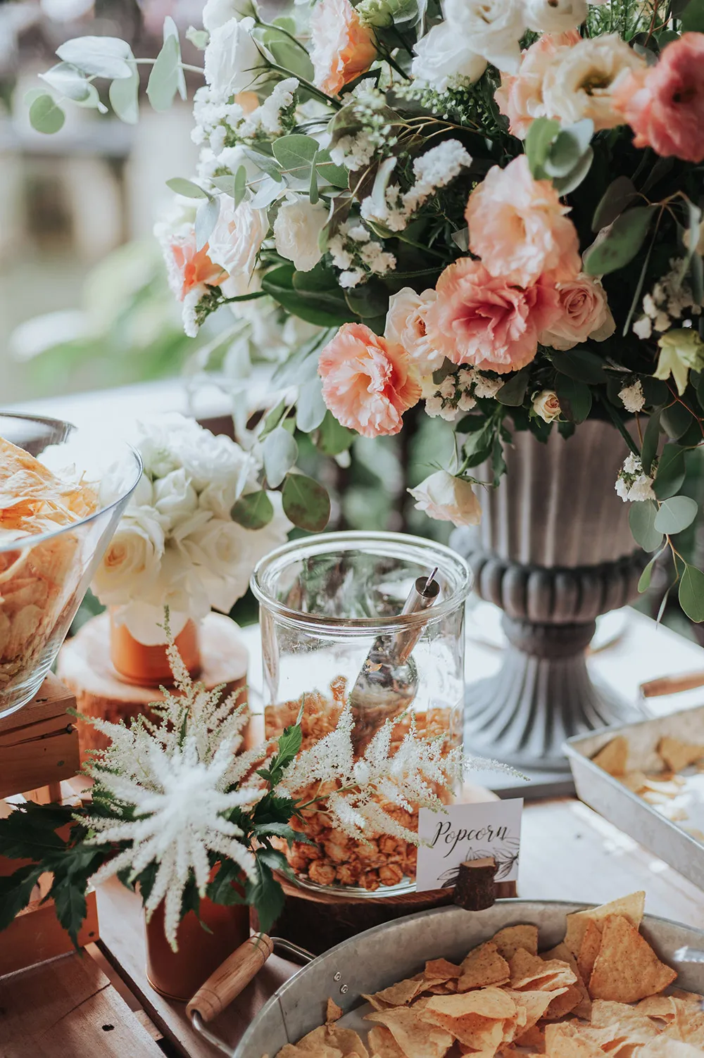 Photo by Munkeat Photography. theweddingnotebook.com