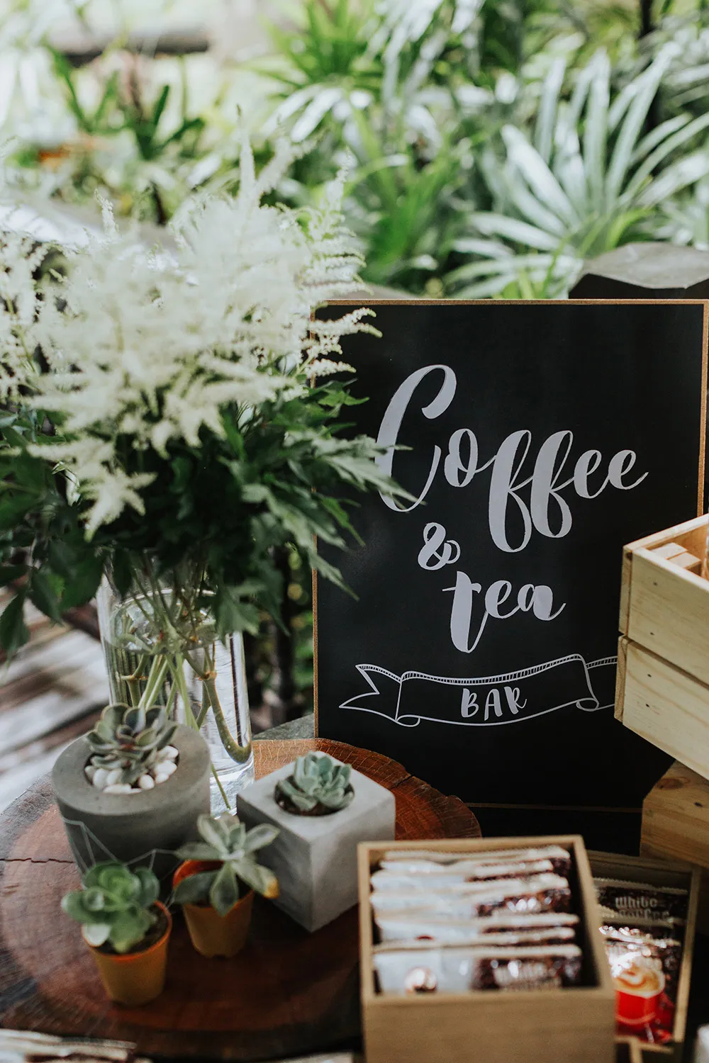 Photo by Munkeat Photography. theweddingnotebook.com