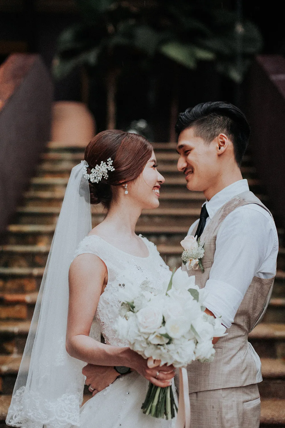 Photo by Munkeat Photography. theweddingnotebook.com