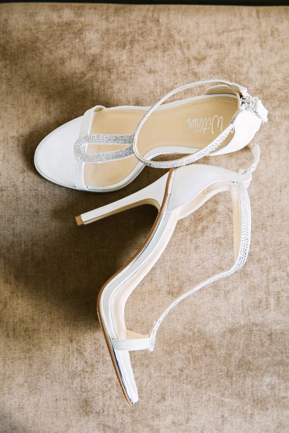 Photo by Alison Mayfield Photography Studio. theweddingnotebook.com 