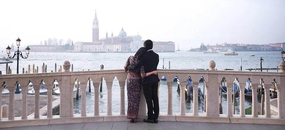Destination bridal portraits at Venice, Italy. Rossini Photography. theweddingnotebook.com