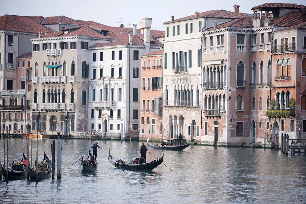 Destination wedding at Venice, Italy. Rossini Photography. theweddingnotebook.com