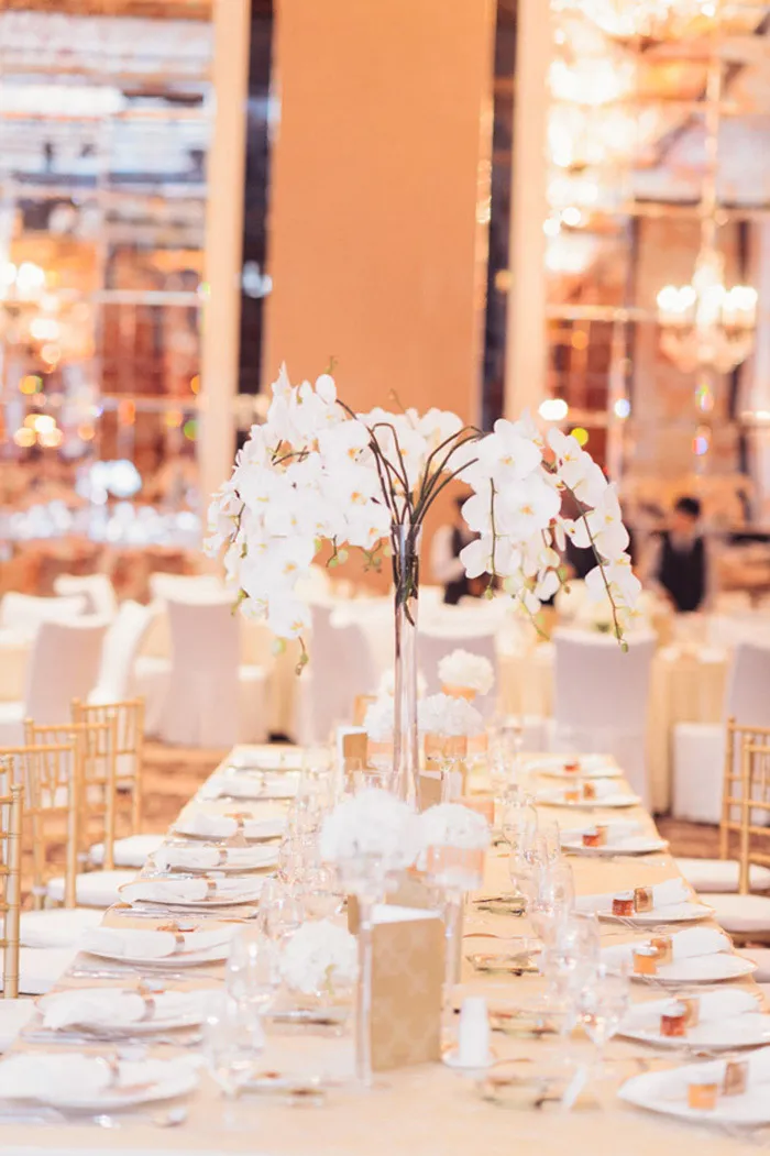 A glamorous wedding at Raffles Hotel Singapore. Photo by Bespoke Brides. Styling by The Wedding Stylist. theweddingnotebook.com