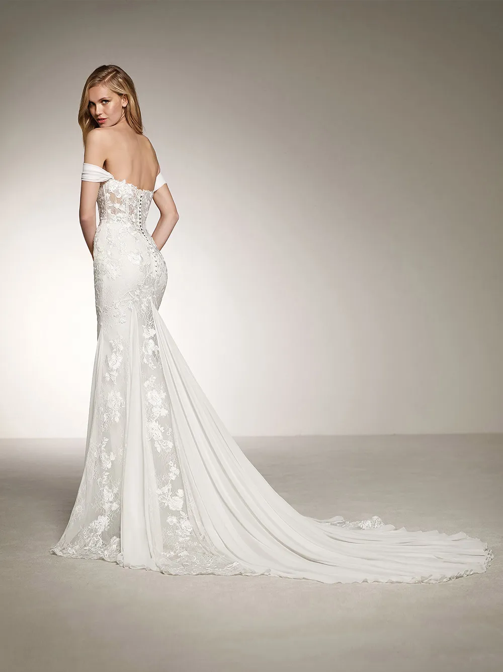 Davinia - Pronovias 2018 Bridal Collection. theweddingnotebook.com