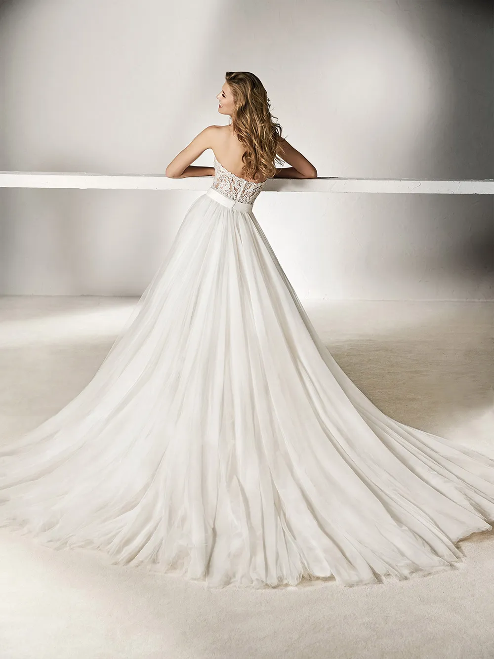 Ximela - Pronovias 2018 Bridal Collection. theweddingnotebook.com