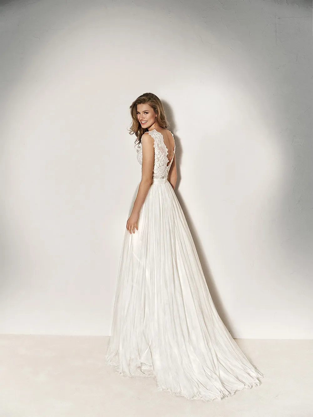 Xinia - Pronovias 2018 Bridal Collection. theweddingnotebook.com