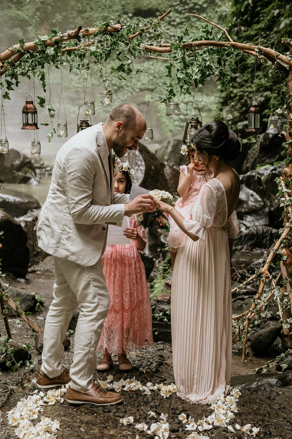 Photo by Fire Wood and Earth. theweddingnotebook.com