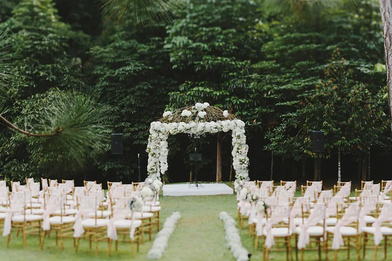Garden wedding decor. Wedding in Tanarimba, Janda Baik. Photo by Jonathan Ong. theweddingnotebook.com