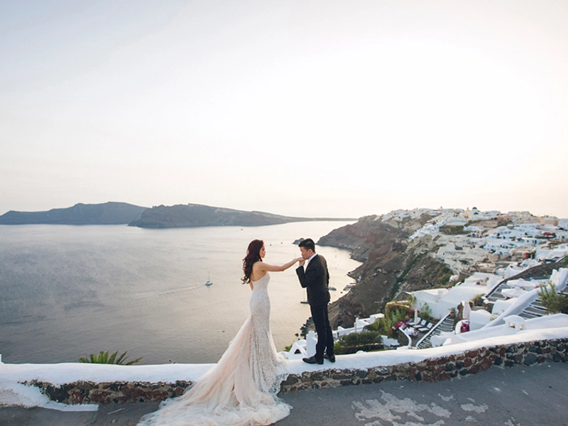 Romantic Bridal Portraits in Santorini