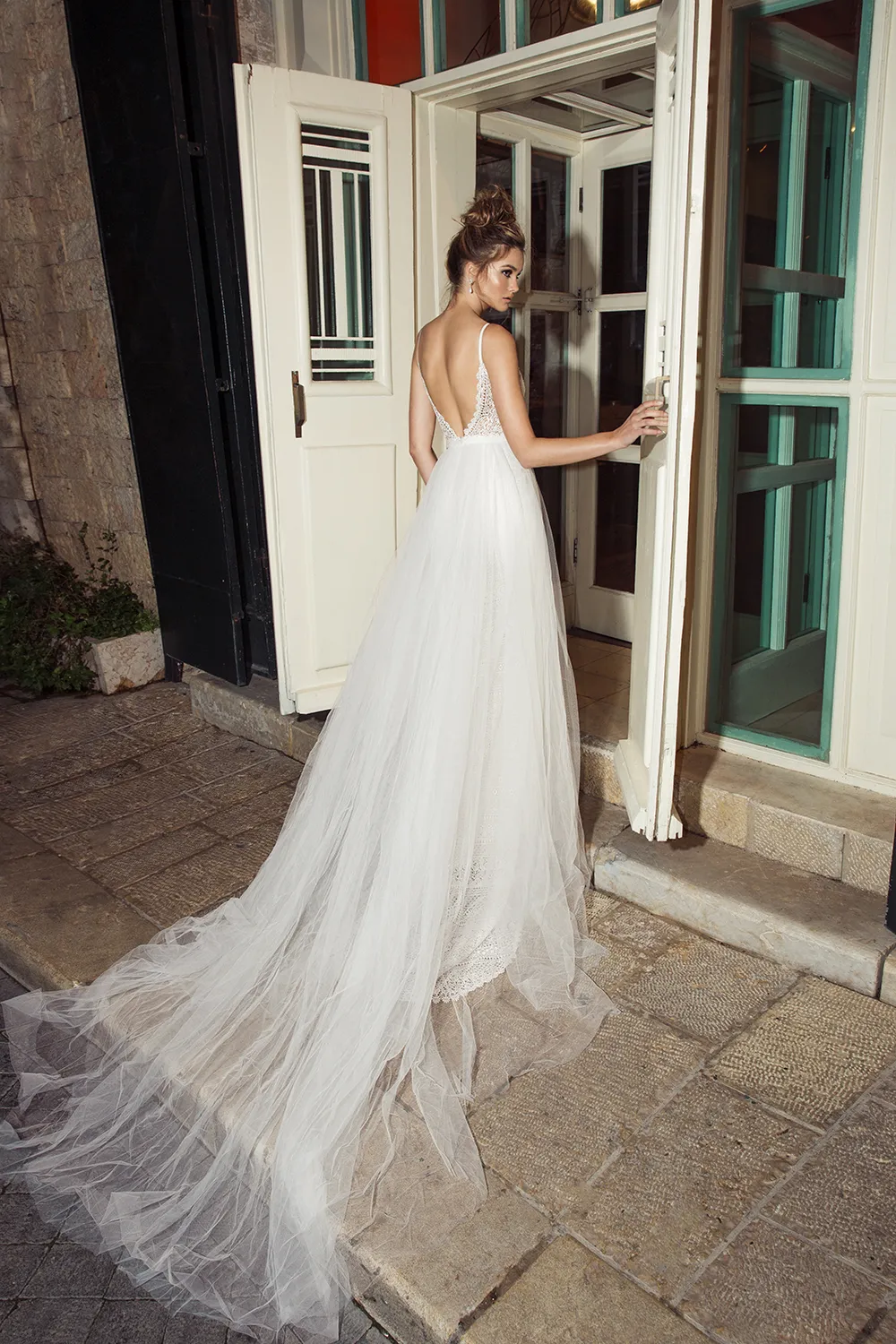 Romanzo by Julie Vino 2017 Bridal Collection. theweddingnotebook.com