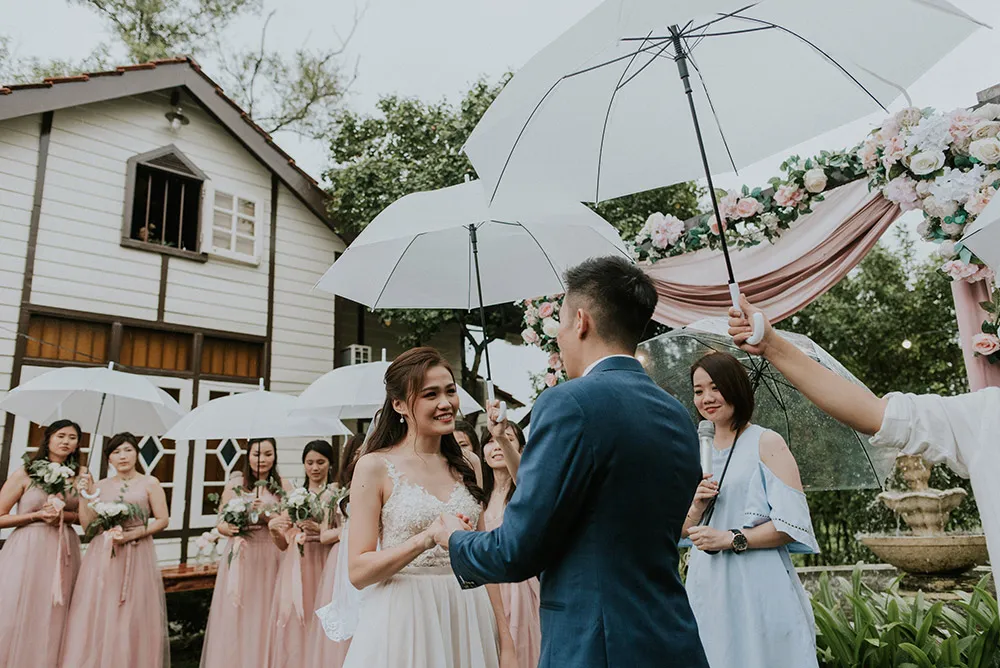 Photo by Twins Photography. theweddingnotebook.com