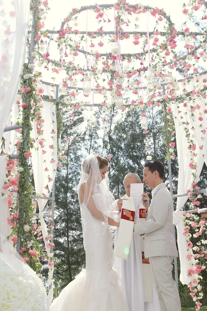 Photo by Hollywood Bridal. theweddingnotebook.com