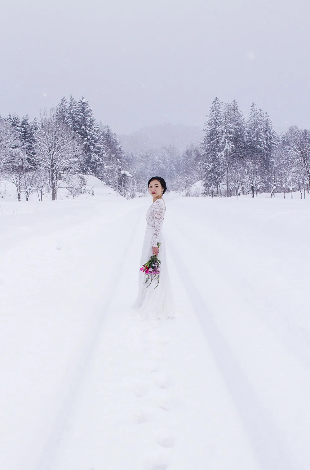 Destination bridal portraits in Japan. Photo by Niseko Photography. theweddingnotebook.com